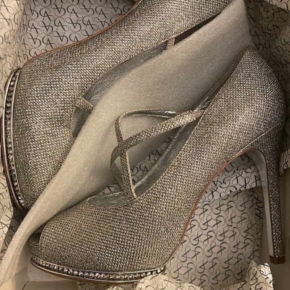 Size 10 Adrianna Papell “Golda” Sparkle Rhinestone platform heels - Picture 15 of 15